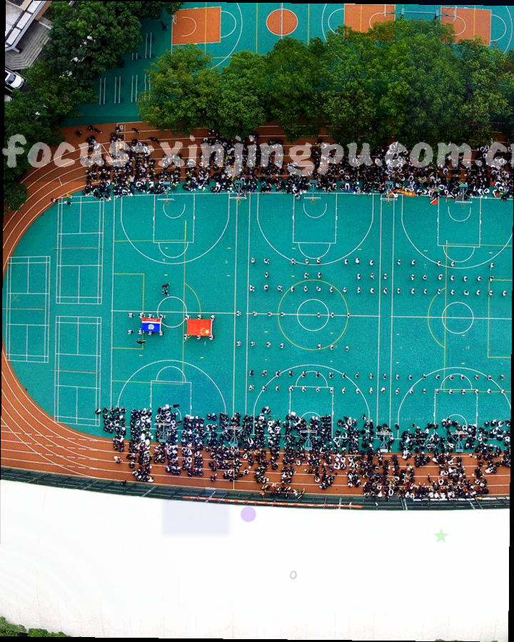 暗调灯光下的荷官侧影与桌台筹码